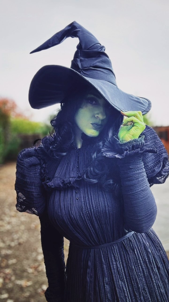 Turned a little #wicked to watch the new @wickedmovie! 🧹

I’m so obsessed. Did you watch it yet?

Dress by @la_femme_en_noir_ 

Followed @erinparsonsmakeup and @emilydidonato amazing glam #shehulk makeup tutorial for this look with the @jeffreestar Alien makeup palette and some @maccosmetics chromacakes. 💚

#elphaba #elphabathropp #elphabacosplay #wickedwitchofthewest