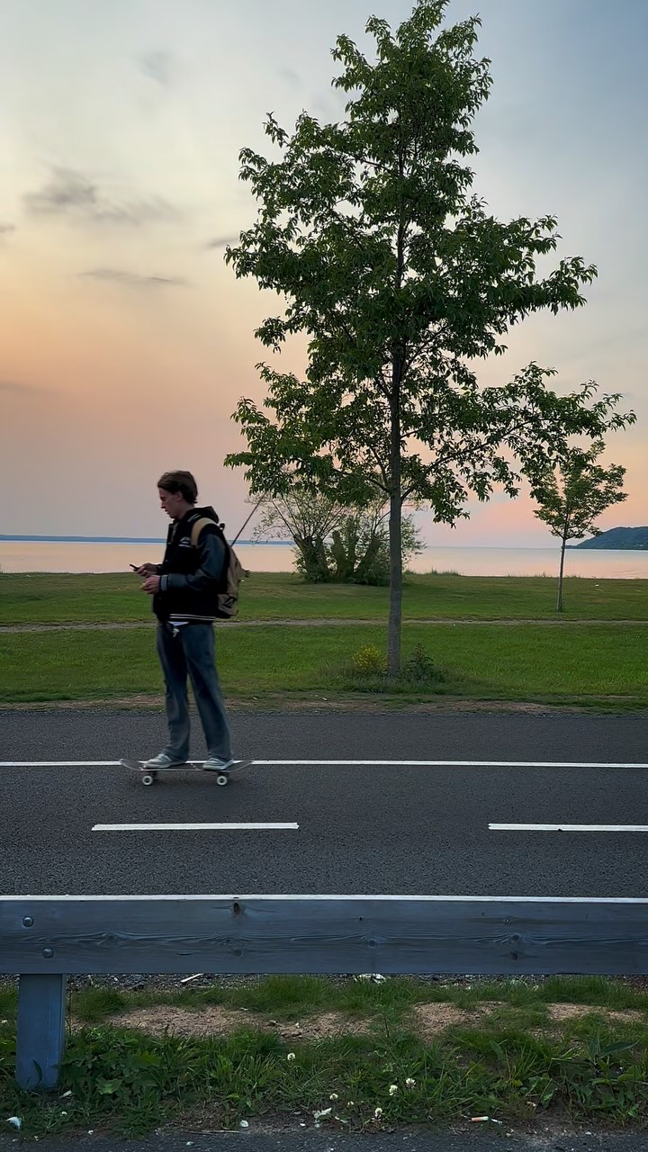 I’m pretty sure that most of you watching this just thinks “What the holy smoke am I looking at..?”
This year I’ve had so many new ghost followers and/or new accounts joining in from some old reel and I’m pretty sure that this clip isn’t what you signed up for. 
If you’re an original from back in 2014-2017 on the contrary you just might be interested of what this place looks like in June 2025. 
It still happens a lot of interesting stuff here, but the “newly” planted trees along the bike path (which by the way has been transformed into some three lane bike/pedestrian deluxe path) has grown and is almost right in the middle of the sweet spot of the tree, so my only chance is to skip the bike path and everything that’s taking place there, and walk like nature created me (plus suitable clothing) to the other side of the path and snap some film clips when the line of sight has become free. 

Tree’s still there. Still growing. Not much has happened the last couple of years really. I guess that’s good. You can’t rush a tree 😎👋🥲❤️‍🩹