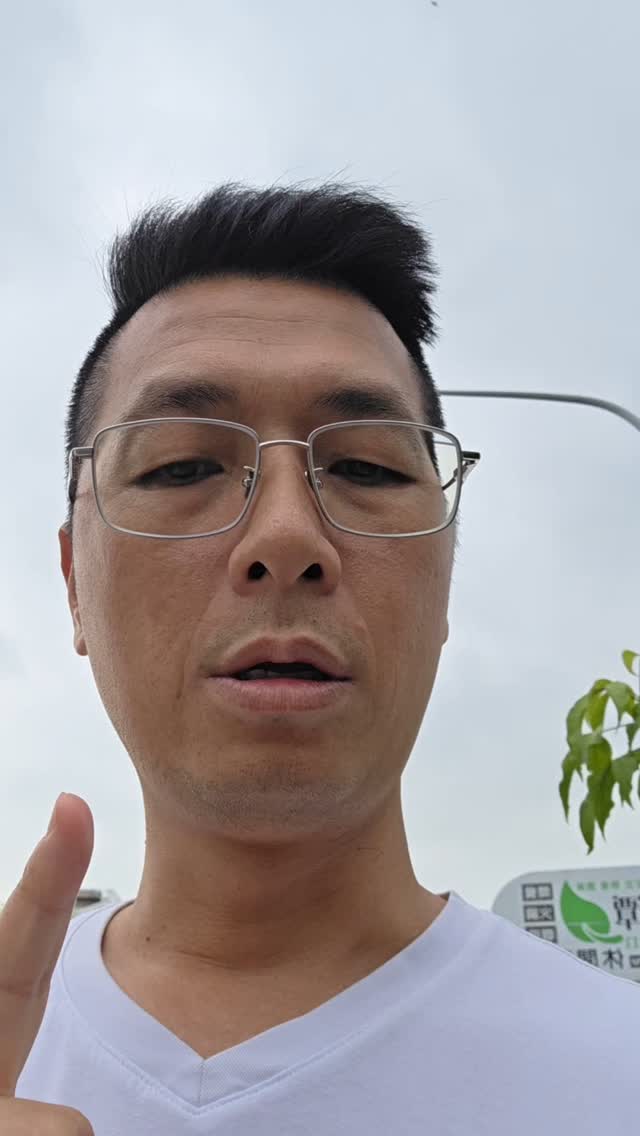 剛剛回程中，停下來拍一下，嘉義人應該都知道的房子!
#嘉義陳董
#三個孩子眼鏡爸