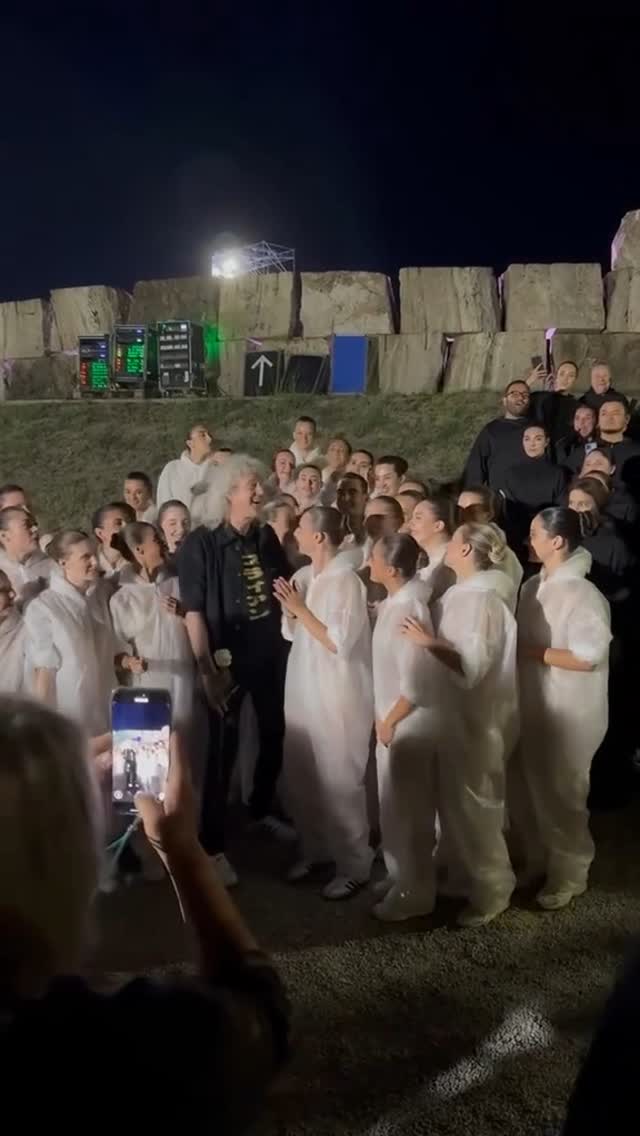 Ele é sempre todo carinhoso com os fãs, tão sensível e amável, Sir Brian May….. é simplesmente uma lenda.
@brianmayforreal 
Cre: giorgio24001