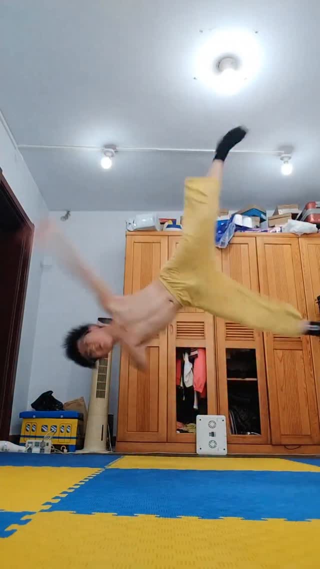 因为热爱所以坚持，小孩哥九圈单手大回环，太厉害了！#街舞 #breaking #powermove