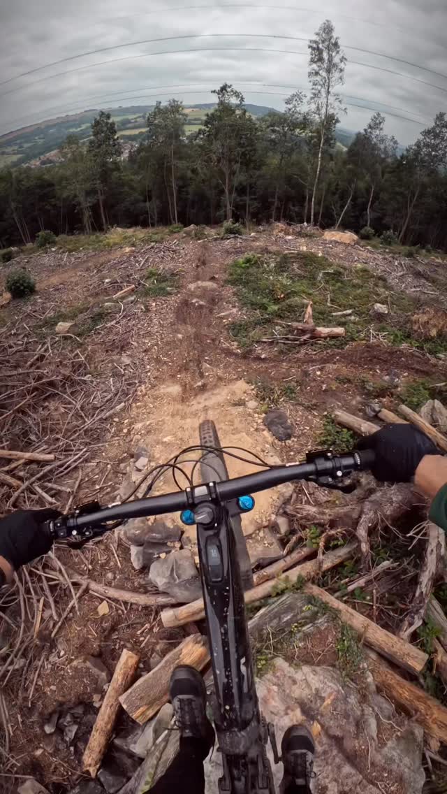Some banging tracks coming back into the woods after the felling! 🐦🔥 🌲
Thanks to the diggers
#wharny #wharncliffe #mtb #mtbforlife #enduro #ukmtb #rideyourbike