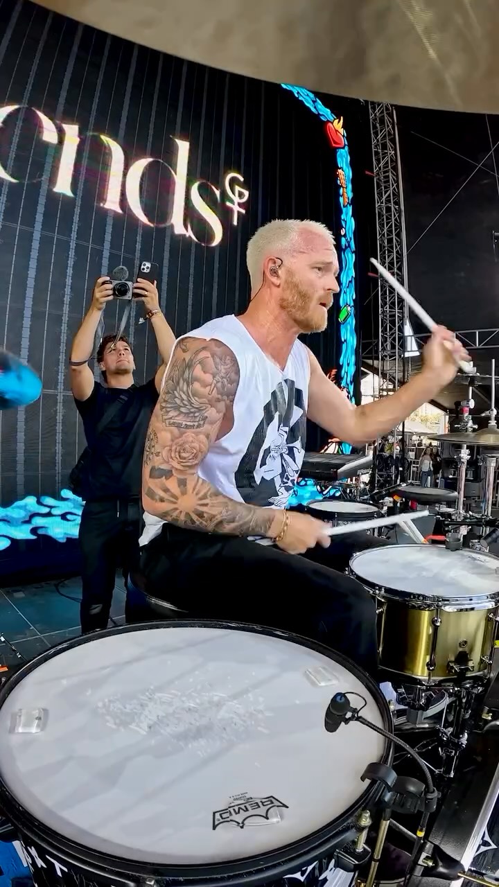 Dropped a stick mid solo at @vanswarpedtour 🥁 Who knows the remix I’m playing over? 

#drum #drumsolo #vanswarpedtour