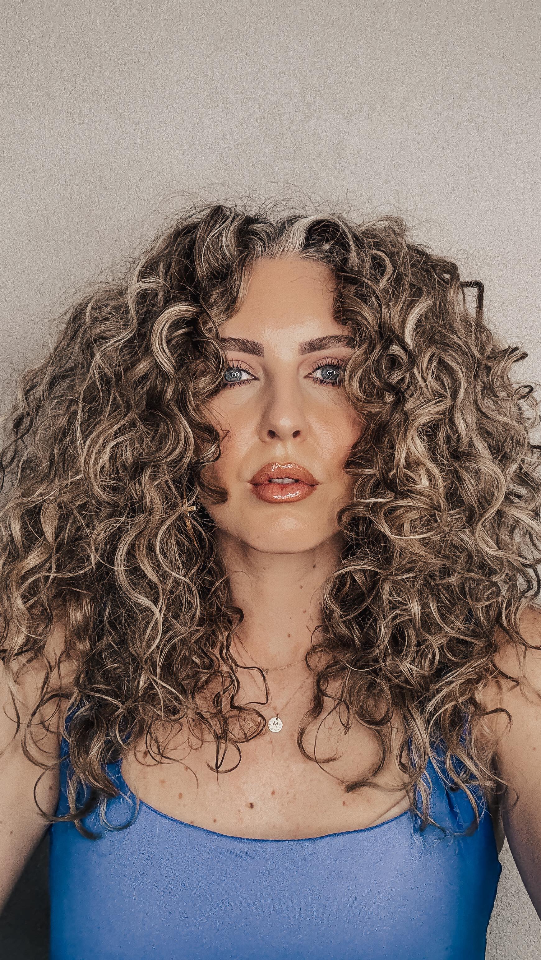 Refresh in less then 10 minutes @floracurl Comment REFRESH and I’ll dm you the links 💘
A refresh doesn’t have to take long you just need the right products!
The Curl Activating Lotion and the Curl Defining Gel is the perfect duo for a refresh 🙌
Hydrated, Voluminous curls in less then 10 minutes 💘
👉Use code Curlykiet10 for discount @floracurl
#floracurlpartner #floracurl #fyp #viral #curlyhair #curls #wavyhair #krullen #curlycommunity #refresh #refreshcurls