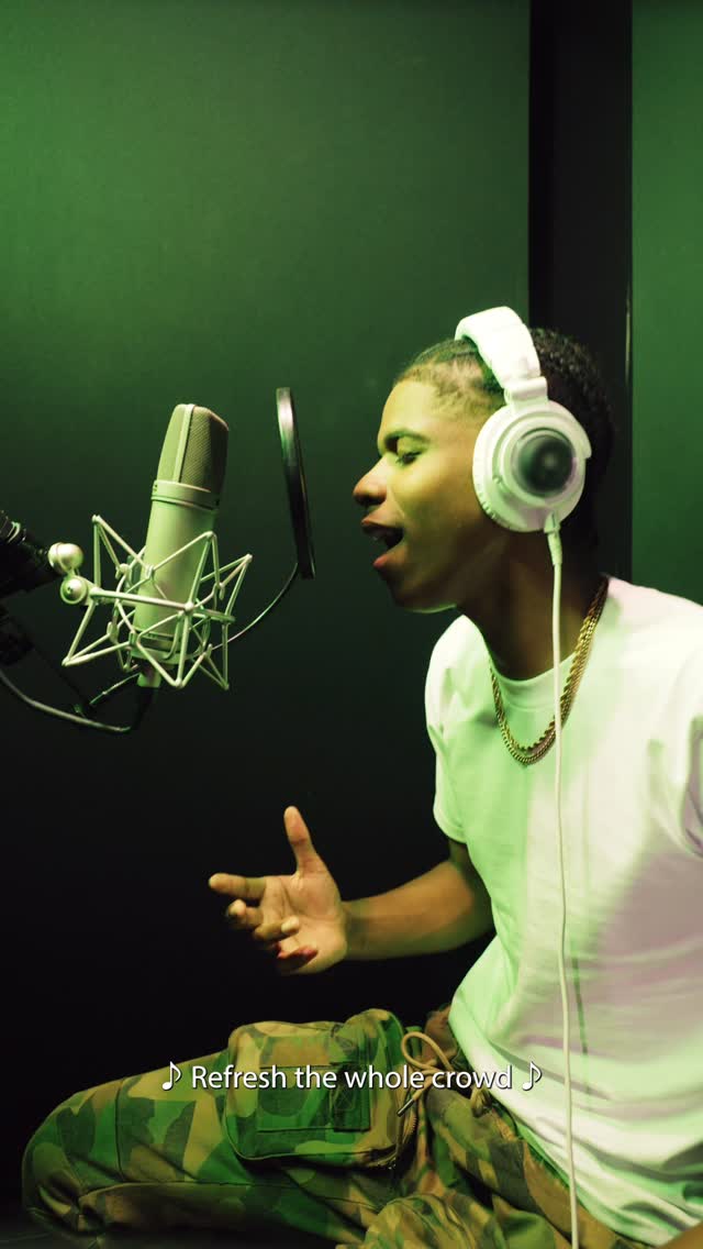 #starrypartner When Starry hits, the creativity flows 🍋🎶💛 Should we make this the official jingle? 👀 @starrylemonlime 

🎵: @chuckheat 
Guest starring: @jayanthony 

Director: @aminahmuhamm 
EP: @omgsoerin 
DP: @shooters.paradise 
Post house: @eddystreetpost