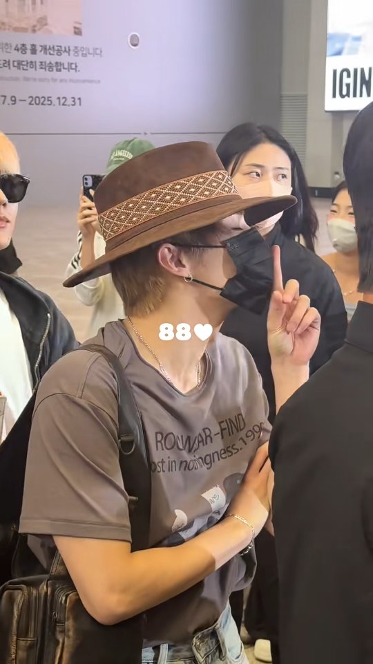 Fans said "happy birthday" to Xiaojun at the airport. Xiaojun also made 🤫 sign because he is shy 🤭 @djxiao_888 💚
#wayvxiaojun #xiaojunnct #xiaodejun #xiaojun #xiaojunwayv #wayv #nct #dejun #肖俊 #샤오쥔 #シャオジュン #kpop #kpopers #cpop #idol #kuanggong #WAYV_BIGBANDS