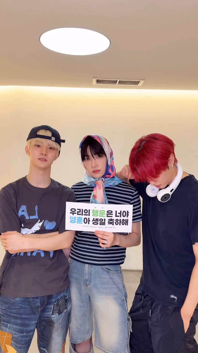 우리 형이 할 말 있다고 하는데 댓글 예쁘게 써 줘
#THEBOYZ #더보이즈
#YOUNGHOON #영훈 #NEW #뉴 #Q #큐 #SUNWOO #선우