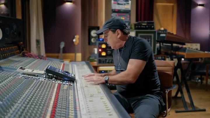 Green Day “The American Dream Is Killing Me” Mixing tips. Have you seen this Mix with the Masters series? Comment below and let me know your thoughts on it. You can check out the full series on Mix with the Masters website. #CLA #chrislordalge #inthemix #greenday #mixwiththemasters