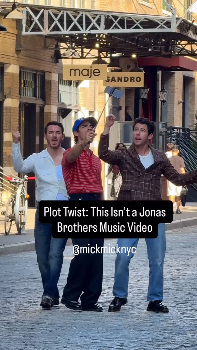 The Jonas Brothers gave full music video energy today in NYC… but surprise 🎬 they were filming for Samsung Galaxy! Hugs, selfies, and even a police escort made it feel like a pop concert 🥰 @jonasbrothers @samsungwithgalaxy #JonasBrothers #NYC #BehindTheScenes #SetLife #Samsung #FilmingInNYC
