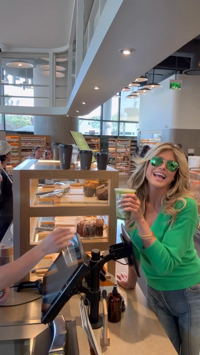 Cheers to the weekend 🥝💚🥰 @erewhon