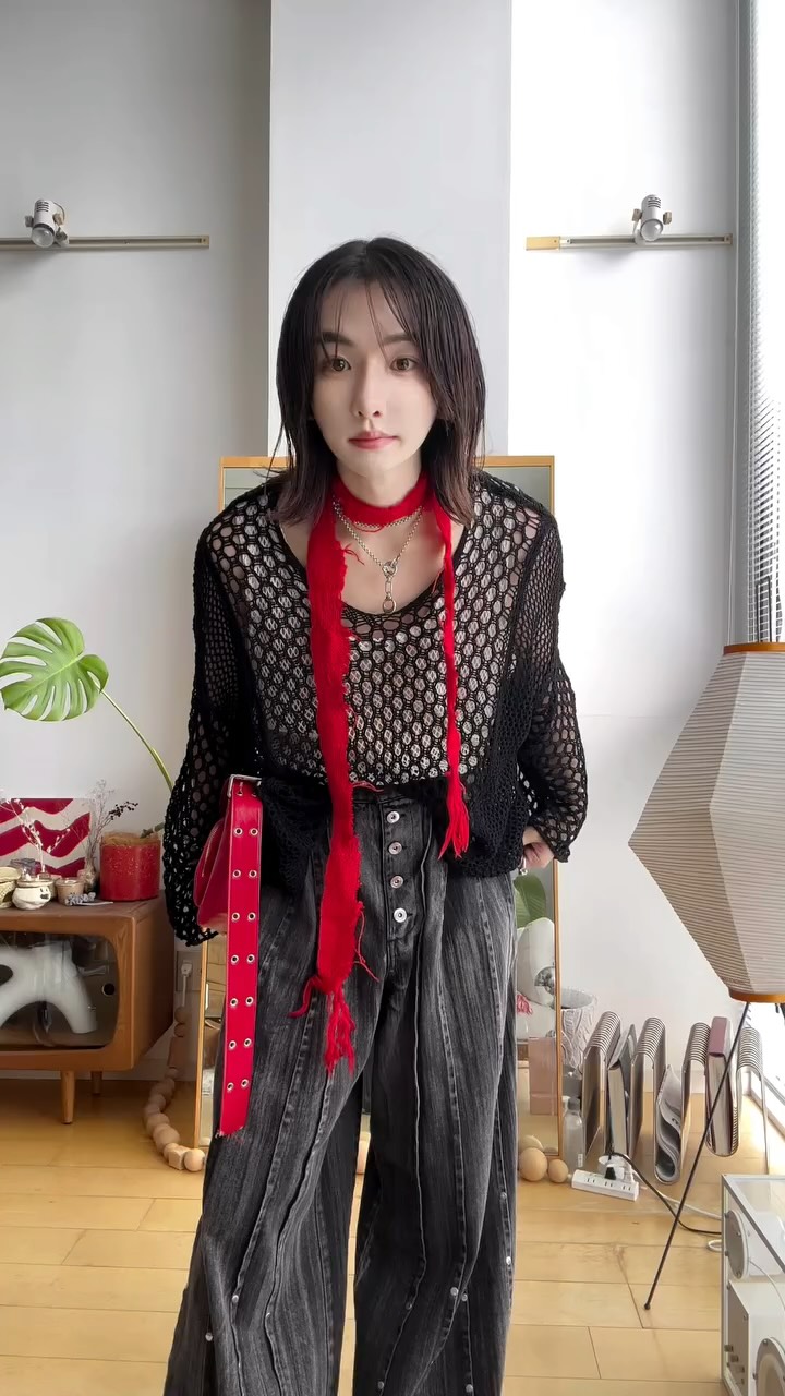 Today’s outfit 🖤
8/20(水)に @seyto_official からリリースする
Vネックメッシュニット🧶
編みの大きさの異なるメッシュを部分的に切り替えた
編み地でこの時期に1枚でも秋にインナーとしても
重宝するアイテムです◎
#knit : @seyto_official Coming soon…
#tanktop : @seyto_official
#pants : @seyto_official
#shoes : @unitednude
#stole : used