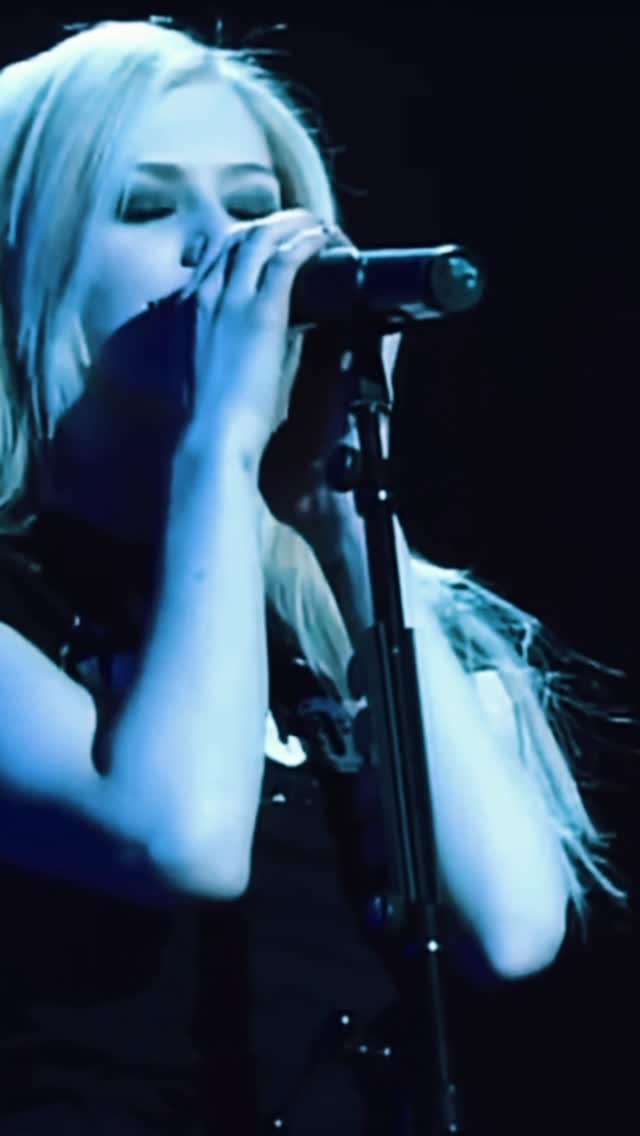 Avril Lavigne performs Take Me Away - Live at Japan 2005 #avrillavigne