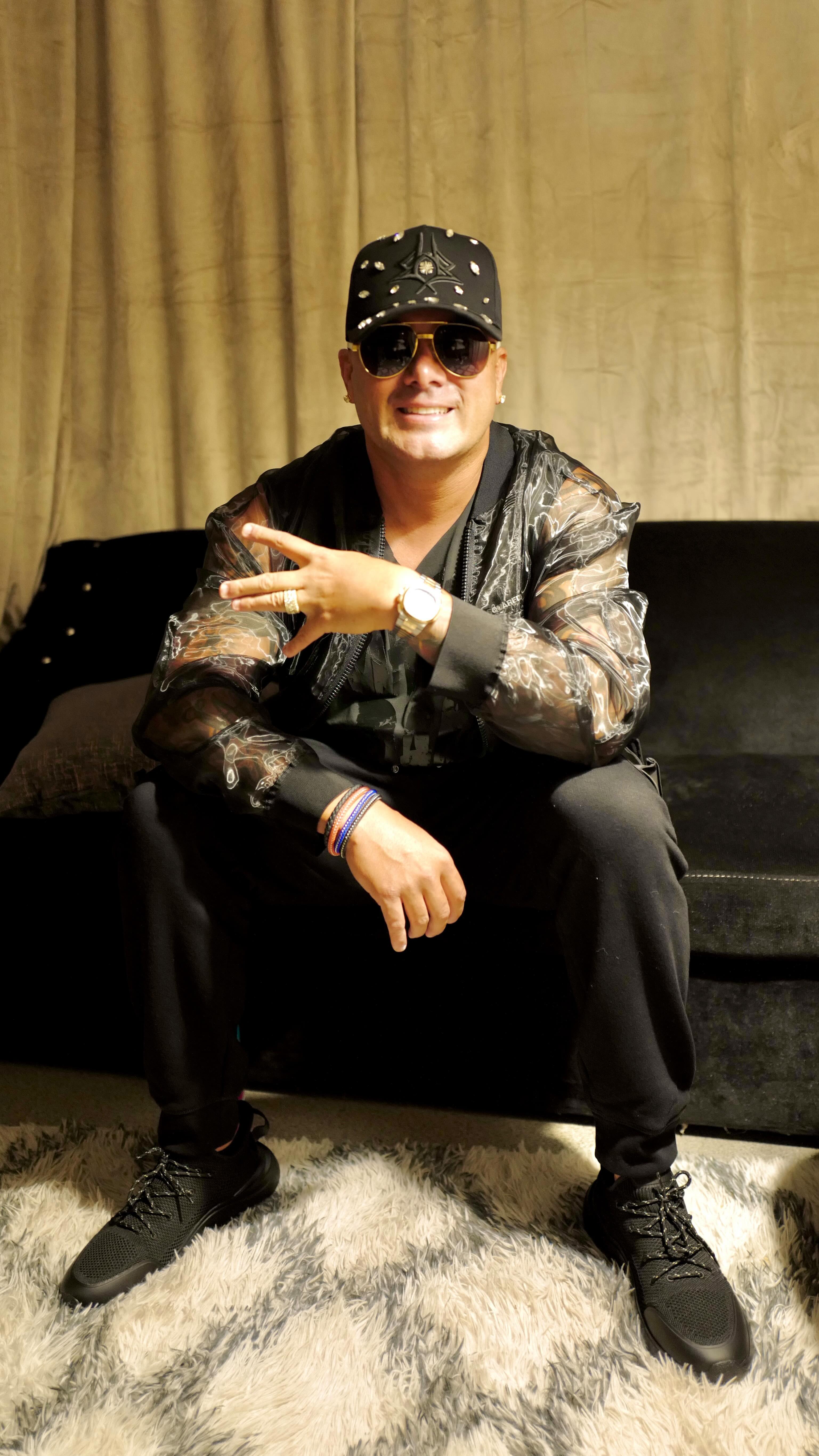 Ya salió el álbum “EL SOBREVIVIENTE WWW” de @wisin. Él cantante habló con @lechero sobre crear arte con intención y apoyar a los artistas emergentes. Escucha más de tus artistas favoritos en Apple Música Uno.

Wisin’s EL SOBREVIVIENTE WWW is out now. He talked to Lechero about creating art with intention and supporting up-and-coming artists. Hear more from your favorite artists on Apple Música Uno.