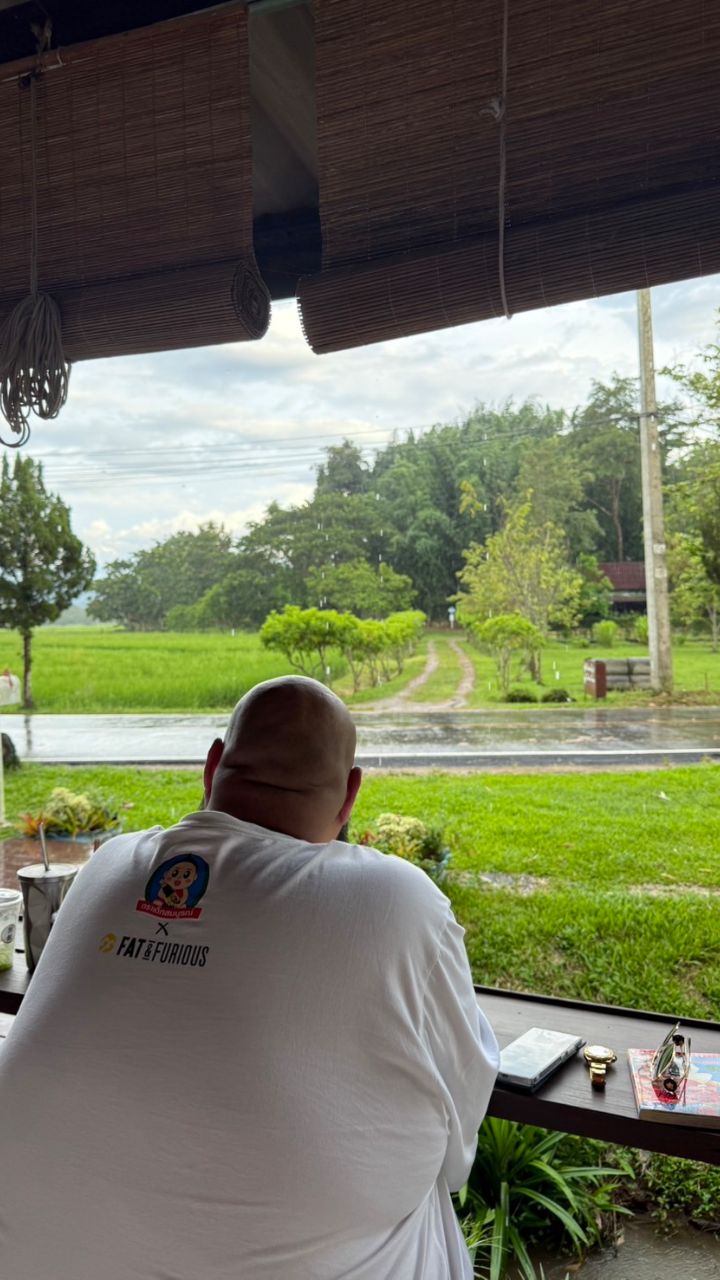 ชอบบรรยากาศฝนตกของที่นี่ที่สุด ชอบจนอยากมาเป็นเพื่อนบ้านพี่ @khunnhong อยากมาสร้างบ้านกึ่ง Studio ไว้ทำงานช่วงหน้าฝนที่นี่ นั่นคงดีเหมือนฝันเลยทีเดียว