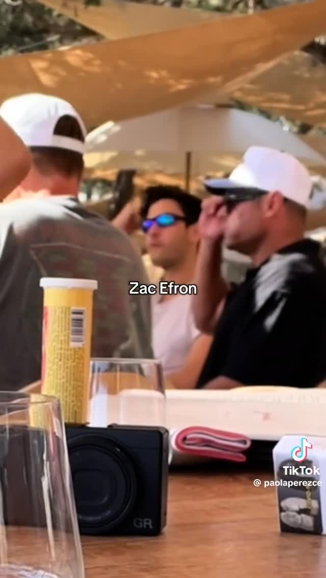 Another TikTok of Zac in Ibiza 

📸: paolaperezce on tiktok

#zac #efron #explore #ibiza #lunch #summer #zacefron #explorepage