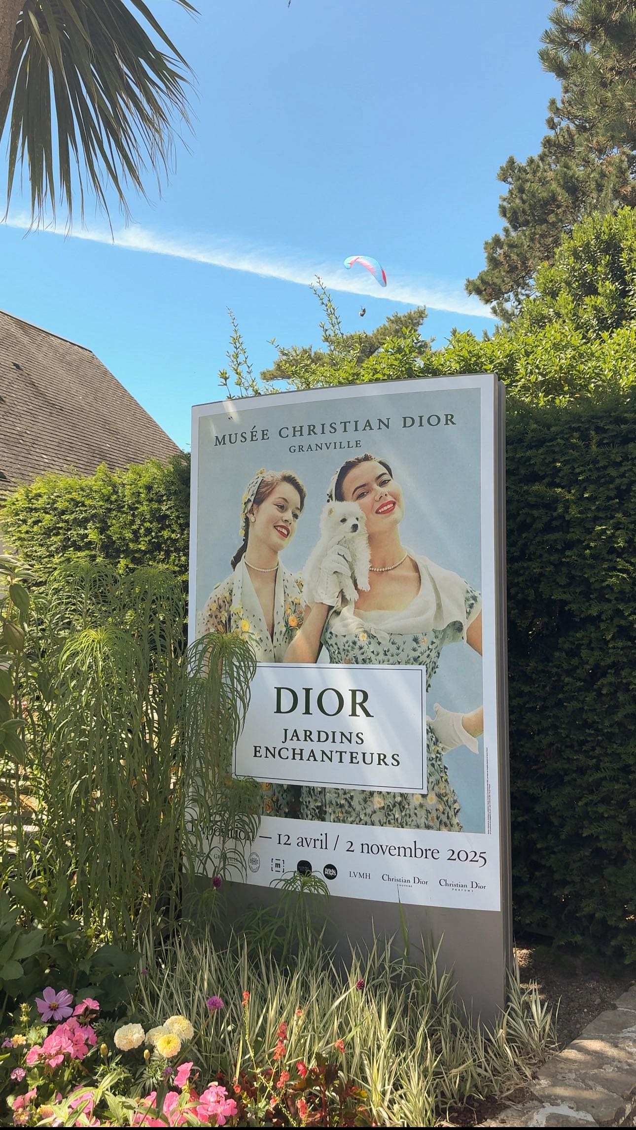 Dior, Jardins enchanteurs aneb kouzelná výstava v Granville.
Jsou místa, která mají duši a přímo dýchají historií – Villa Les Rhumbs v Granville je jedním z nich. Rodný dům Christiana Diora stojí na útesu nad mořem, kde se vůně soli mísí s jasmínem a zahrady zde šumí vzpomínkami. Malý Christian tu trávil dny se svou matkou Madeleine, která ho naučila vnímat krásu květin, detailů a pomíjivosti. Právě tady vznikl vztah k přírodě, který se později odrážel v celé jeho módní tvorbě.
V Granville dnes můžete projít botanickou expozicí, kde vám před očima ožije jeho tvorba. Více zjistíte u nás na webu. Link v bio.
Video & text: @barakubickova_
#HarpersBazaarCz #HBcz #Dior #Exhibition #ChristianDior #Granville #France