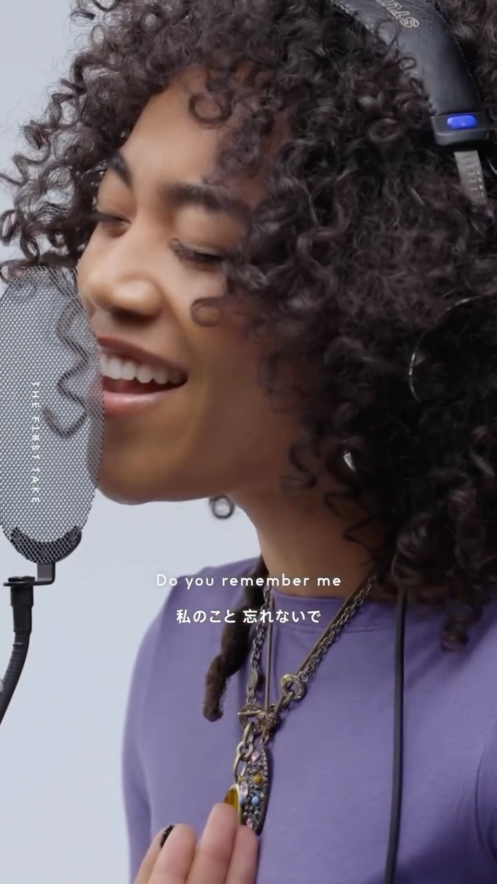 #UMI - Remember Me / THE FIRST TAKE
For the 577th episode, we welcome UMI — a LA-based singer-songwriter making her first appearance. Known for her warm, enveloping R&B sound and soothing vocals. UMI brings a calm yet powerful presence.
She performs “Remember Me” — a heartfelt track that paints a vivid picture of love’s lingering traces, unforgettable memories, and the emotions left behind after parting ways.
With only her voice and an electric guitar, this one-take performance is stripped down and intimate — a raw, heartfelt moment that lets every note breathe
第577回は、アメリカ・LAを拠点とし、ふんわり包み込みようなR&Bサウンドと、癒されるボーカルが特徴のシンガーソングライター、UMIが初登場。
今回披露するのは、恋の余韻や忘れられない記憶、淡く残る感情を描写し、さまざまな別れや思いをつづった楽曲、「Remember Me」。
ゆったりとしたリズムとギターの音色が印象的な本楽曲を、エレキギターと歌声のみのシンプルで特別な一発撮りパフォーマンス。
photo by @kazuki_nagayama
#THEFIRSTTAKE @the_firsttake
@umi_is_