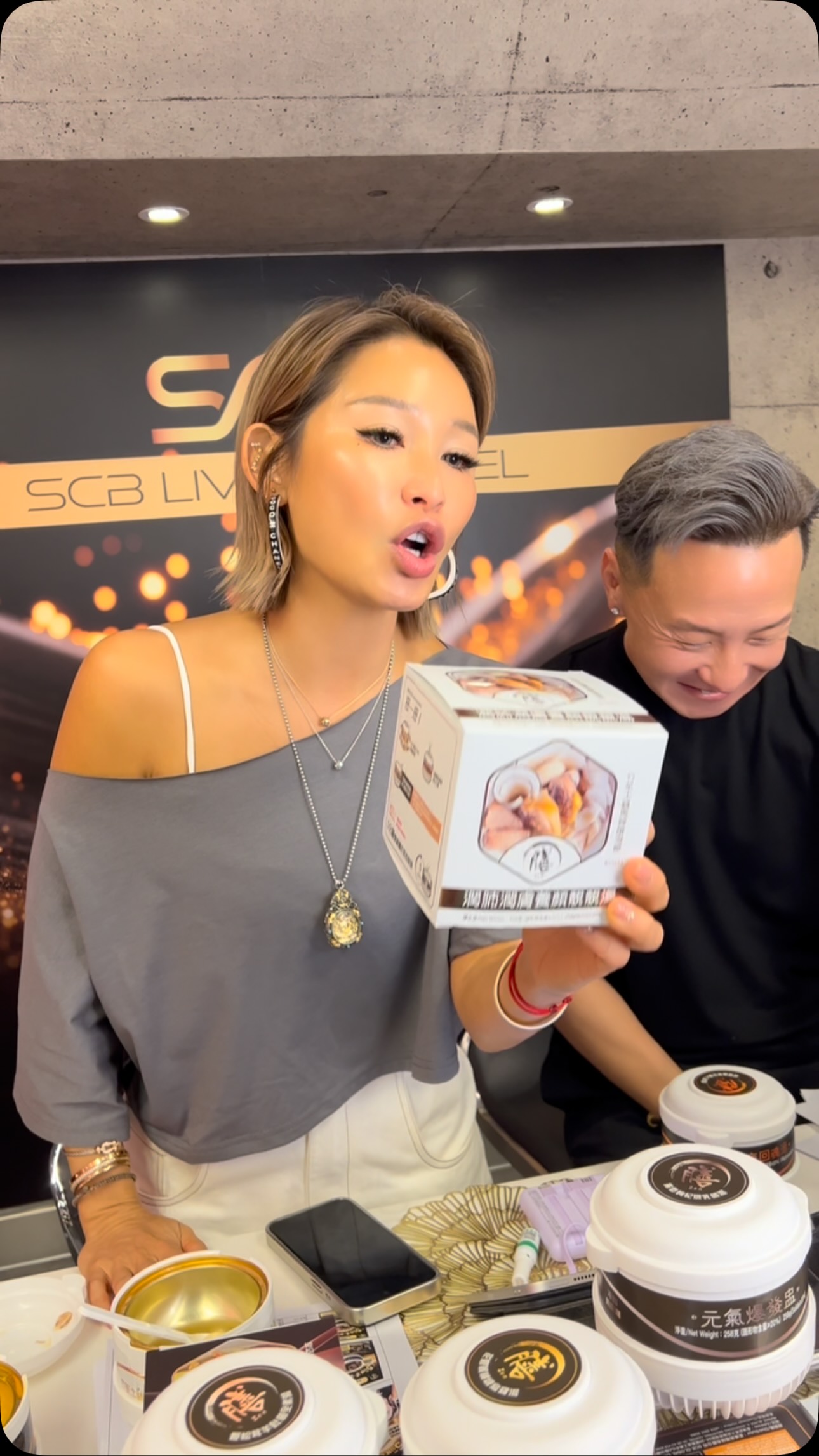 🔥Heidi 嘅直播首秀🔥，🥥 + 🐔 = ？ SCB 新品「扭扭椰子雞湯」太上頭！ Heidi 親測：自熱「扭扭椰子雞湯」，椰香濃郁雞肉滑嫩治癒值100 % 💯，
❤️新品椰子雞湯將於八月中到貨❤️
戳視頻 ↑ ↑ ↑ 睇首播+ get 同款#扭扭椰子雞湯#SCB新品#Heidi首播#美食測評#澳門Heidi #直播切片#健康食品