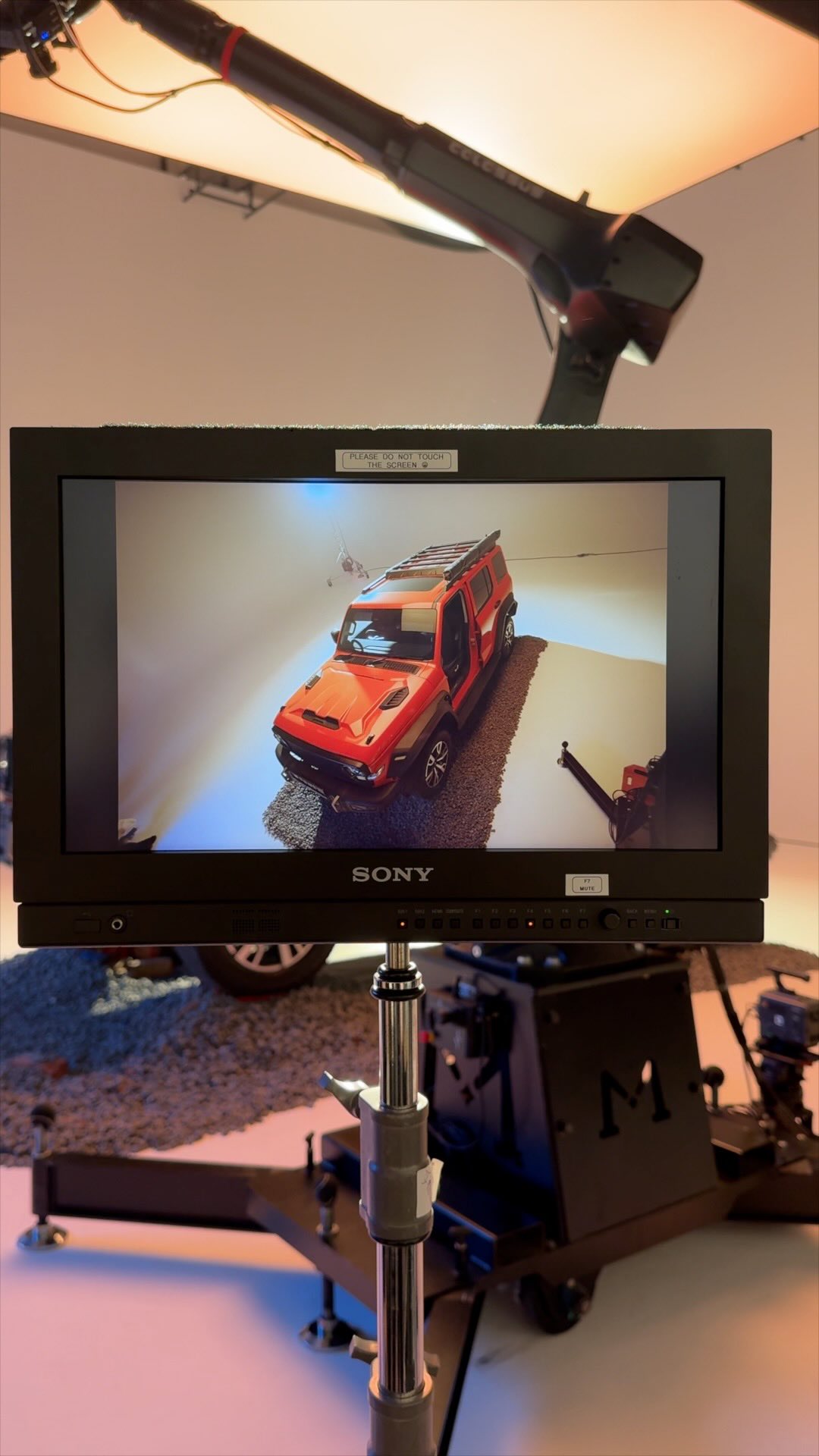 𝘇𝗲𝗿𝗼 𝗴𝗿𝗮𝘃𝗶𝘁𝘆 🤯
This is what happens when engineering meets art: The speed, the precision, the angles. Such an impressive piece of technology.
A big thank you to the whole team at @2117_studio for the demo.
📍 2117 Studio, Malaysia
🤖@motorizedprecision Colossus
🎥 Sony Venice 2 with Rialto
💡 Aputure STORM XT52 + Nova P300c