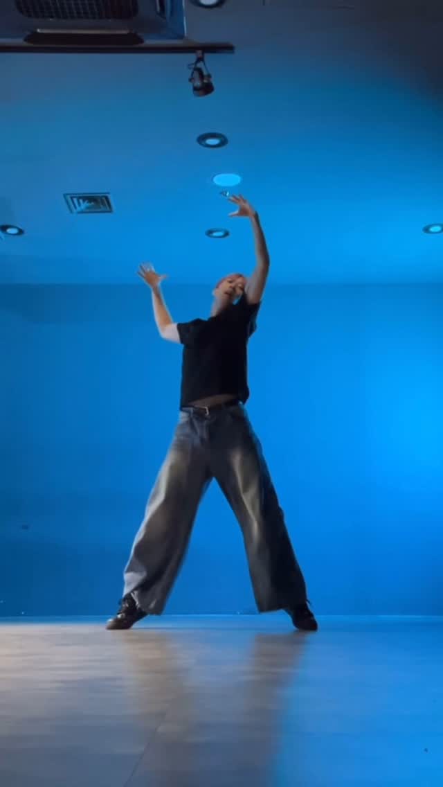 그래서 이 댄브 누가 짰다고?? @yawnzzn 🌟

#txt #연준 #yeonjun #beautifulstrangers #kpop #dance #fyp