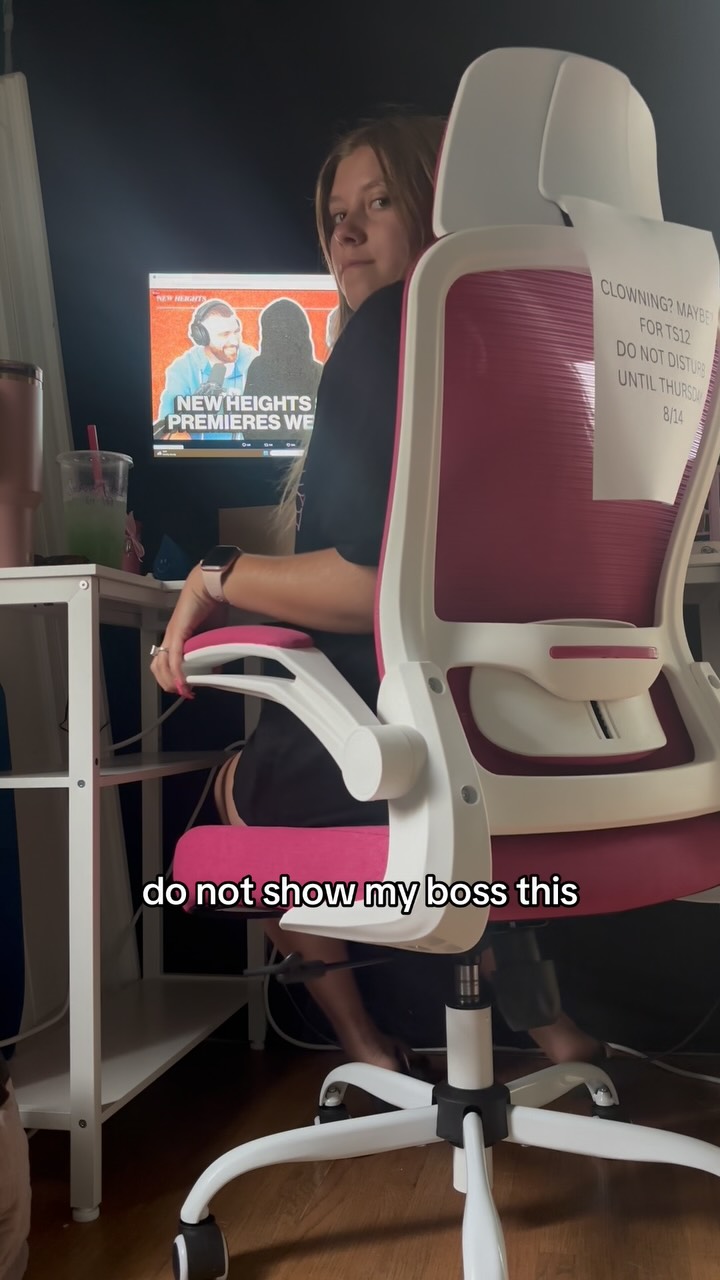 i’m extremely hard at work. i swear. 

(my mom is my boss btw) 

#taylorswift 
#ts12 #swiftie #taylurking #traviskelce #kansascitychiefs