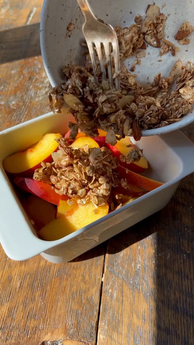 Protein Oats 🤝 Peaches

This Peach Cobbler, featuring Kodiak Classic Rolled Oats, means business. And by business, we mean it’s made with 100% whole grains, packed with protein, and loaded with the sweetest peaches imaginable.

Go on, get wild & dig in.

Ingredients:
• 2 peaches, sliced
• ⅓ cup Kodiak Classic Rolled Oats
• 2 tablespoons sliced almonds
• 1 teaspoon cinnamon
• ½ tsp nutmeg
• 1 teaspoon vanilla extract
• 1 teaspoon honey
• 1 tablespoon butter
• 1/2 cup plain Greek yogurt

Directions:
1. Preheat oven to 350°F
2. Place sliced peaches in into a small greased oven safe baking dish.
3. Mix together Kodiak Classic Rolled Oats, almonds, cinnamon, and nutmeg. Add in vanilla, maple syrup, and butter.
4. Spread mixture over the top of the peaches and bake for 25 to 30 minutes or until top is golden brown.
5. Serve with a scoop of Greek yogurt (or your favorite ice cream)!

Macros:
581 cals / 25g protein / 26g fats / 66g carbs