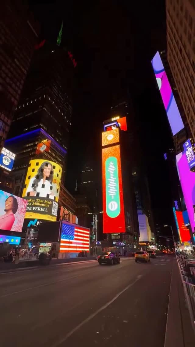 🚨 Um outdoor do Spotify foi visto na Times Square!
O código leva a uma playlist feita por Taylor com TODAS as músicas feitas por ela, Max Martin e Shellback. (está no nosso Stories!)