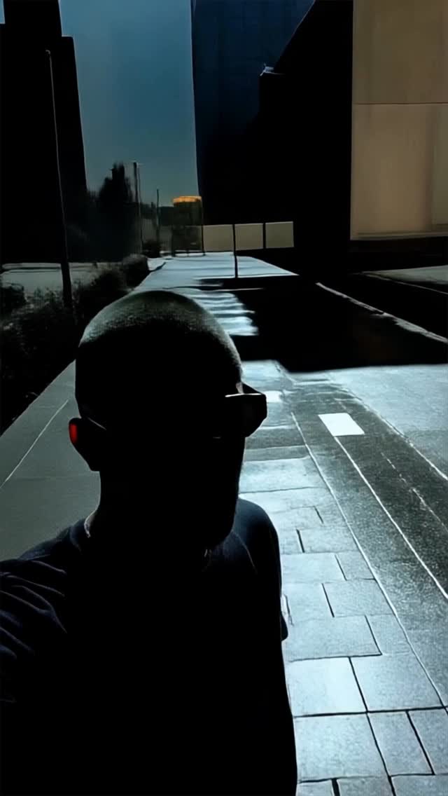 подсказки:
/ старайтесь писать короче — сделай это, добавь то, измени на и т.д.
/ лучше вообще спросите у gpt — "а как бы сказал это носитель английского?", чтобы точно не накосячить с промптом
/ сейчас доступны кусочки по 5 секунд, учитывайте этот момент при планировании монтажа видео
/ помните, что монтаж в целом может закрыть косяки генераций — не так важно, исказилось ли лицо, важно, как быстро и динамично вы потом это показали
/ кстати, про лицо — у меня с ним не было почти никаких проблем, но пару генераций оно все-таки поплыло, я просто сгенерировал заново