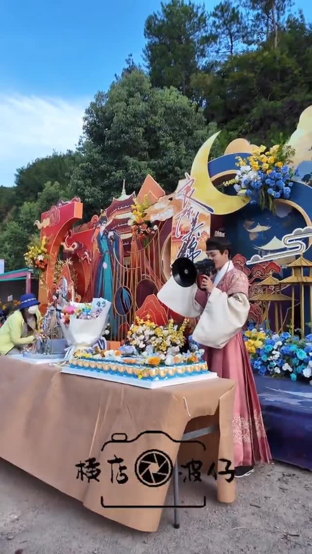 thank you winwin, thank you ye xian, appreciate your hard work, hope the drama turns out great. sampai bertemu lagi di waktu dramanya tayang 🥹💙
thank you buat winwin bar yang enggak pernah gagal nyiapin project buat winwin, selalu wow banget 😭
thank you juga buat yang yunqis ikut serta buat wrap up party dan rela panas-panasan di hengdian buat winwin 🤍
250812 winwin for “liang chen mei jin” wrap up party
•
cr.横店波仔
#WINWIN #DONGSICHENG #董思成 #윈윈 #昀昀
#ウィンウィン #วินวิน #WAYV #NCT #WINWIN_WAYV #WINWIN_NCT #威神V #WINWIN_UPDATE #WINWIN_EDIT #WINWIN_ADDICT
#LiangChenMeiJin