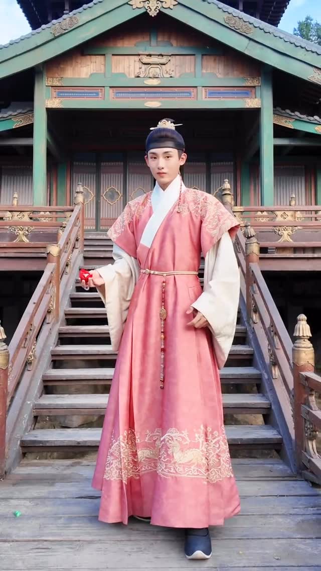 250812 Winwin studio weibo update!
Melambaikan lengan bajuku, seolah ingin membelah bintang-bintang; sungai dan gunung yang luas mengapung di telapak tanganku. Hari ini kita berpisah sementara dengan Ye Xian. Selamat hari penutup 🎉 Semoga kita segera bertemu lagi!
•
#WINWIN #DONGSICHENG #董思成 #윈윈 #昀昀
#ウィンウィン #วินวิน #WAYV #NCT #WINWIN_WAYV #WINWIN_NCT #威神V #WINWIN_UPDATE #WINWIN_EDIT #WINWIN_ADDICT
#LiangChenMeiJin