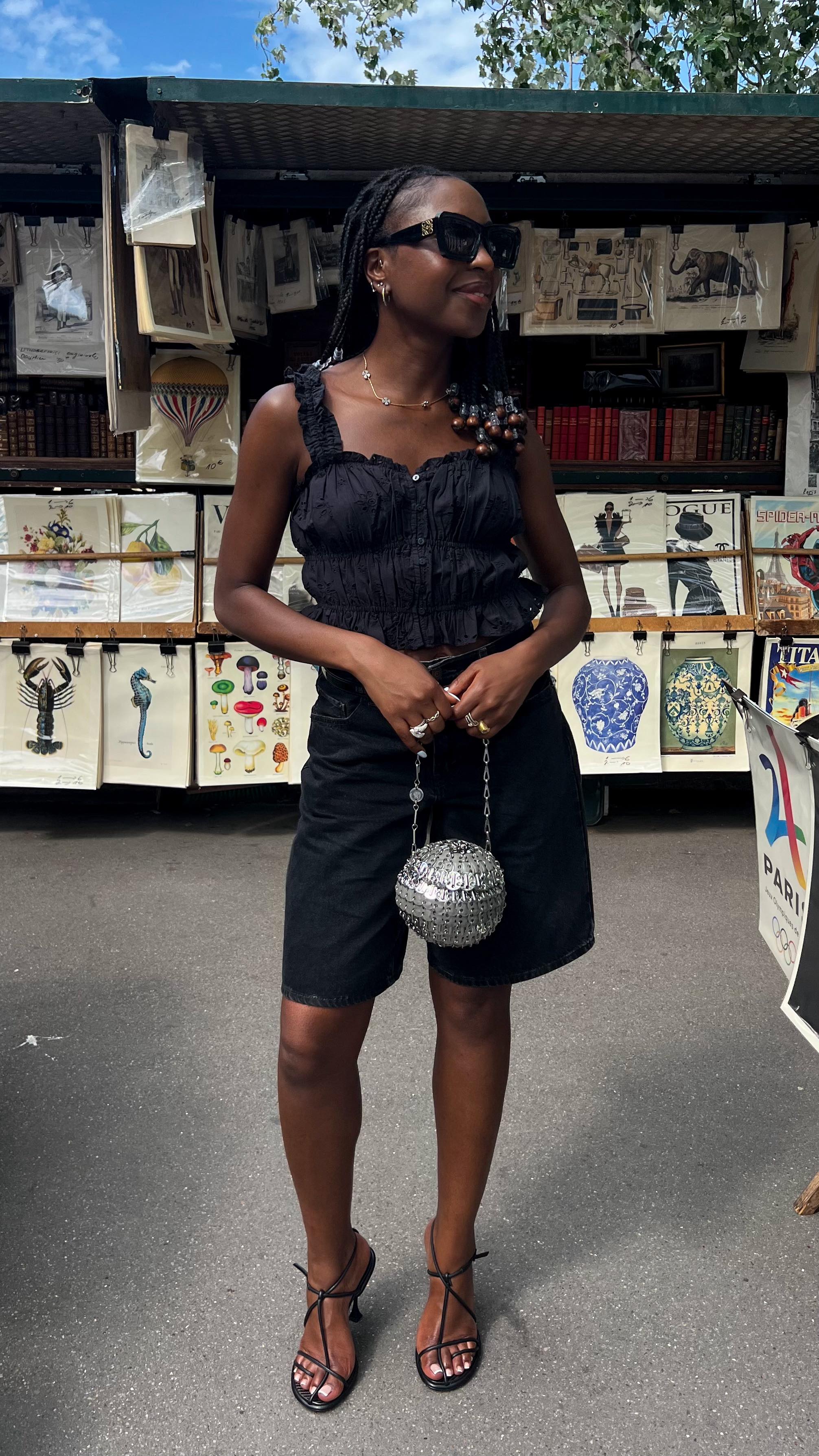 Un sac. Un look Levi’s. @anoushka.nmk set the tone pour l’été ☀️