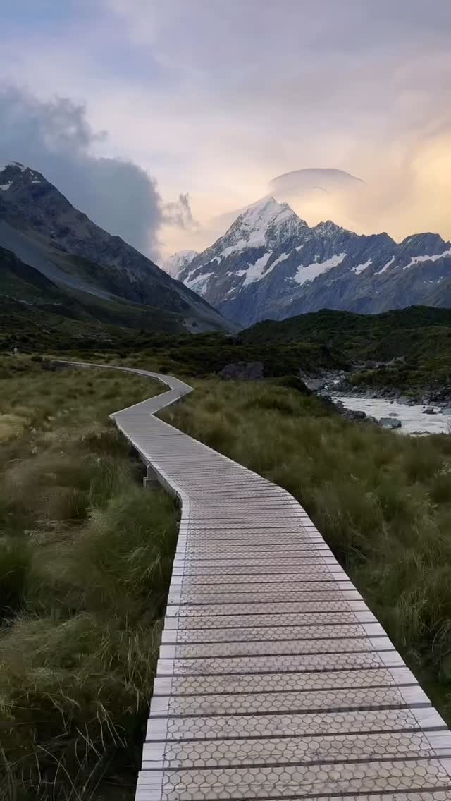 The calm between moments ⛰️🌦️🌿

#newzealand #moodygrams #peaceful #nzsouthisland #minimalism #minimal #minimalist

📷 @jeffreyjkieffer