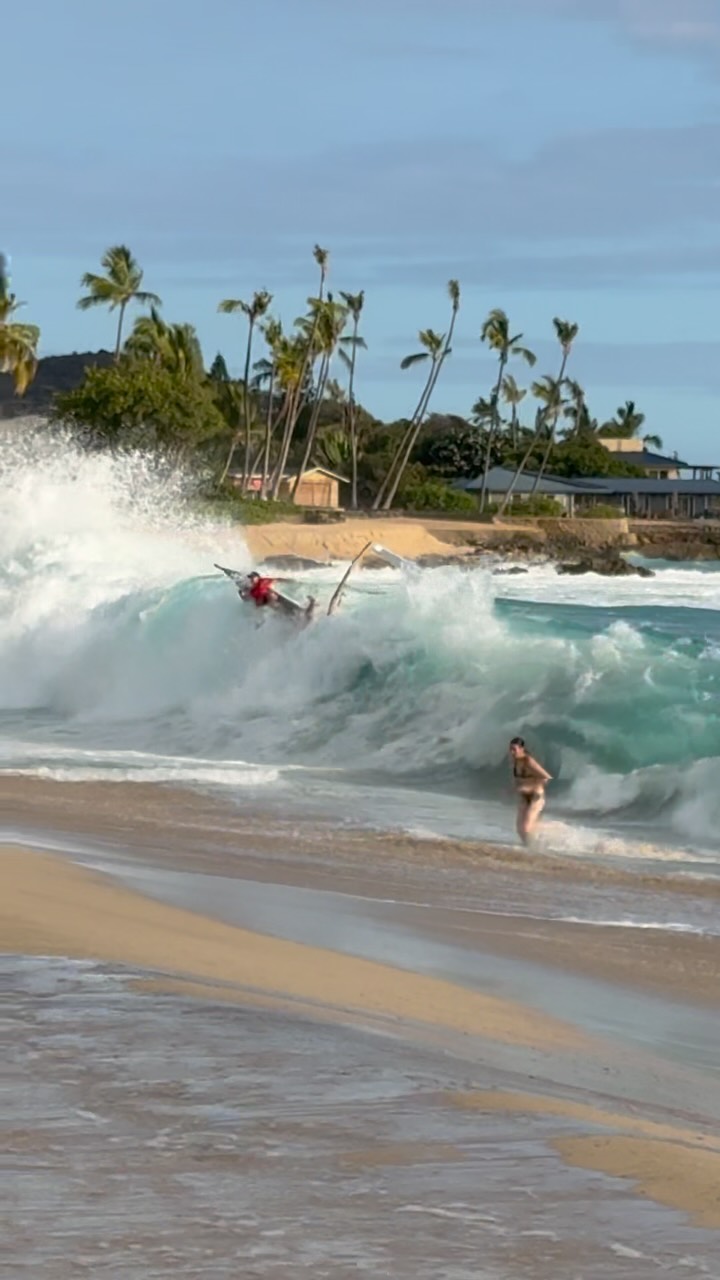 “Alright so if it all goes acording to plan we’ll slide into the shore all smoove like” #HOBRAH #hustonwehaveaproblem #snowboardersfault @ben_umi