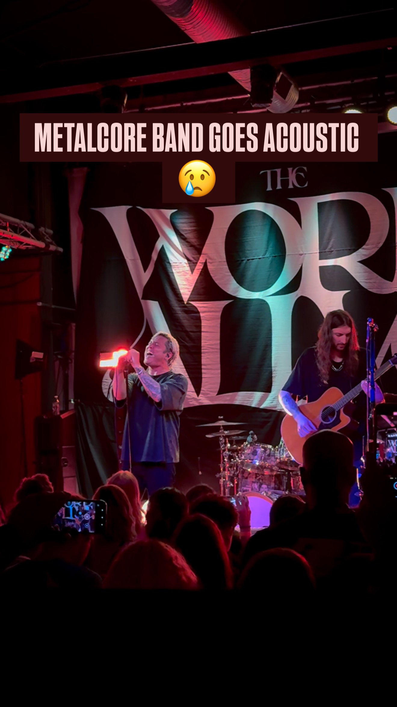 Traded breakdowns for breaking down on this one… Who wouldn’t mind if @thewordalive dropped some acoustic and reimagined versions of your favorite songs 👀 

#thewordalive #eyesabovetour #acousticcover #slowburn