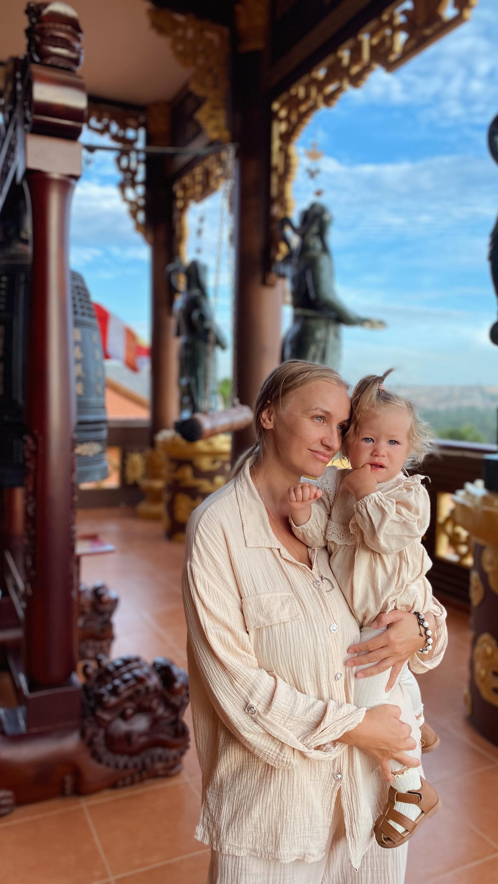 «Что посеешь, то и пожнешь!» – изречение древнее, как сам мир, и в нем сокрыта великая духовная истина. Ибо всё сущее пронизано невидимыми нитями кармических связей, где каждое действие рождает эхо, определяющее нашу судьбу.🌪️
Всё, что мы излучаем во Вселенную, подобно бумерангу, возвращается к нам с многократно умноженной силой. Закон Причины и Следствия неумолим: будь то светлые лучи благодати или темные тени порока – всё находит свой отклик в нашей жизни.
Когда же душа в смятении вопрошает: «Почему я страдаю? За что мне это?», дано ей узреть корень своих несчастий в семенах, посеянных в прошлом. Порой эти семена взросли не только в этой земной инкарнации, но проросли из глубин прошлых жизней, требуя ныне искупления и осознания.
Однако, многие души избегают взгляда внутрь себя, страшась обнаружить истинную причину своих страданий. Они воздвигают твердыни оправданий, плетут сети иллюзий, отказываясь признать, что сами творят то, от чего так горько страдают.
Но Путь Духовный указывает на иное. Жить должно в согласии с Высшей Совестью, являя миру доброту, честность и безграничное милосердие. Внутренний мир и чувство собственного достоинства – вот маяки, освещающие наш путь к Истине.🌞🌞🌞
Нам надлежит сеять и взращивать в саду своей души лишь семена Благодати: Любовь, Сострадание, Радость, Мудрость. Избегая же чувств и поступков, что отравляют Дух: гнев, зависть, гордыню, ибо они разрушают нас изнутри, отдаляя от Источника.
Только честный и совестливый Путь, пройденный с Верой в Сердце и Любовью в Душе, приведет нас к Истинному Счастью, к единению с Божественным Началом, к познанию Высшей Гармонии Вселенной. Ибо лишь тот, кто живёт в соответствии с Законами Мироздания, обретает вечный покой и блаженство. 🧘🏼♀️