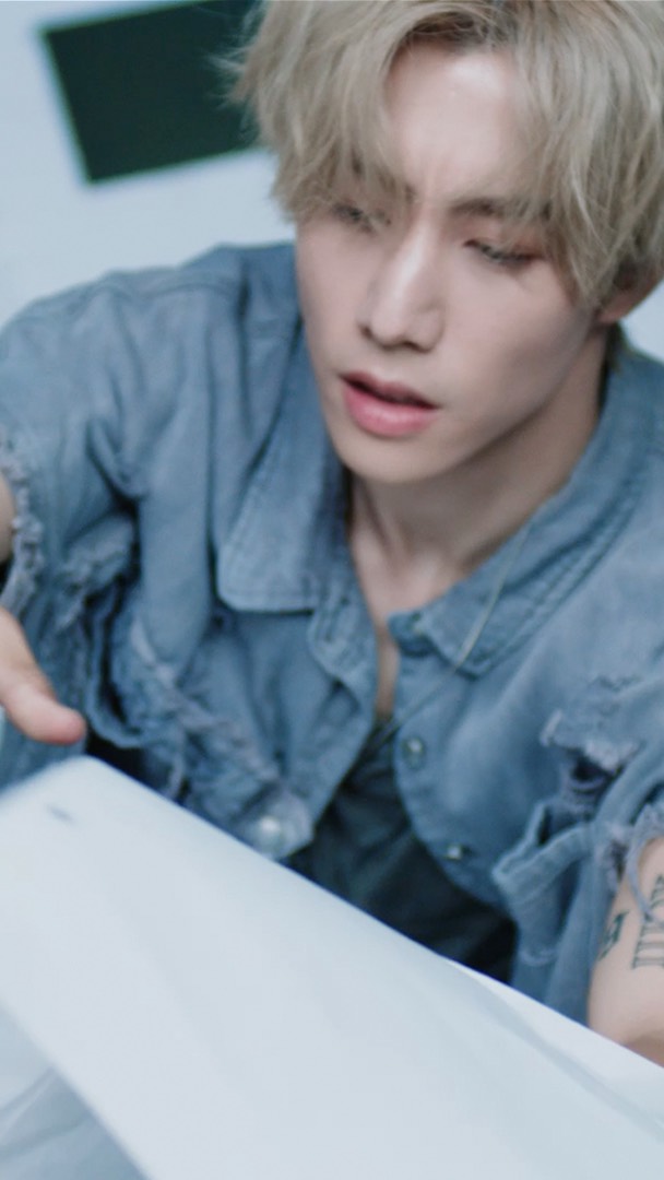 hold still 
MV TEASER #2

AUG 15 | 12AM ET
Pre-save link in bio.

#MarkTuan #holdstill