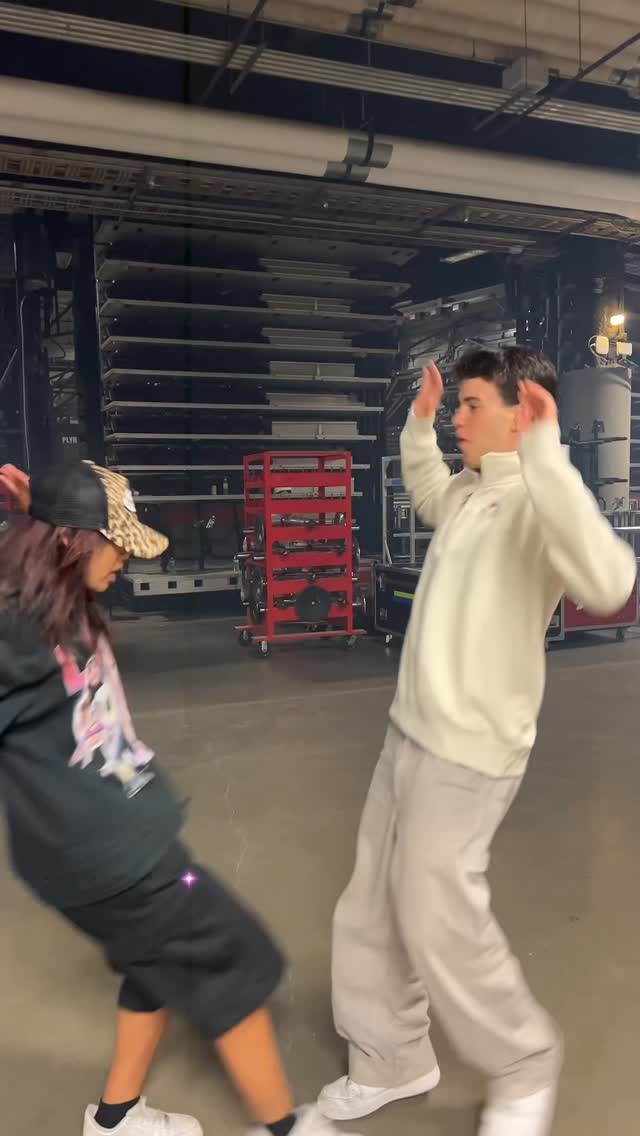 when me and @sageasher run into each other at the venue 🫠 original: @jjakejonezz