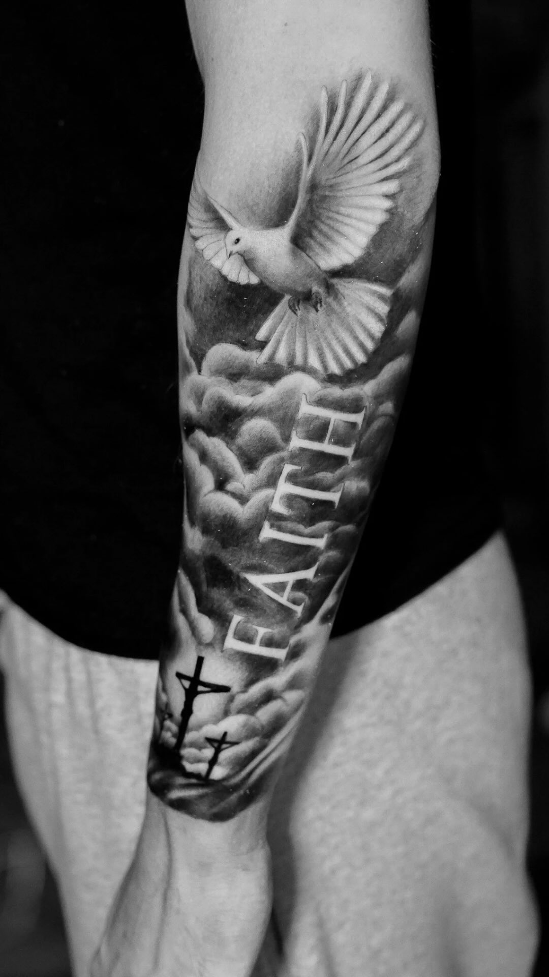 Faith that lifts you higher ☁️✨ A timeless piece by @luispereyra.tattoo • clouds, a dove, and the word that says it all: FAITH.”
•
Fe que te eleva ☁️✨ Una pieza atemporal de @luispereyra.tattoo • nubes, una paloma y la palabra que lo dice todo: FE.
•
#inkedmiami #inkedmag #inkedtattooshopsmiami #miamitattooartist #realismtattoo #blackandgreytattoo #inkrealism