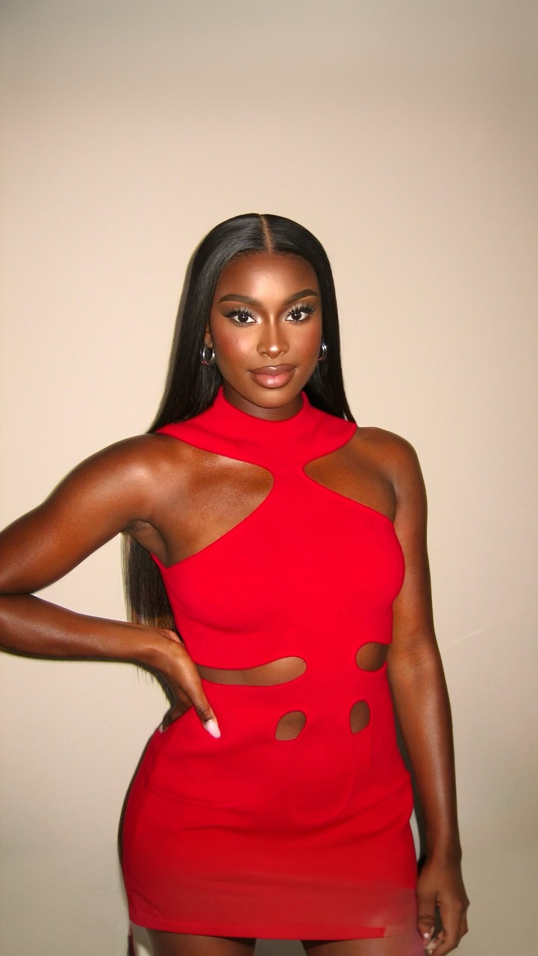 @cocojones at last night’s #Highest2Lowest premiere wearing a custom ‘Mia’ wig by @hairvivi_official x @rogermedinahair ✨
Coco’s hairstylist, @jacobaaronn had been eyeing one of our dark wigs for a while, waiting for the perfect moment and the perfect muse. When he told me Coco had a premiere coming up, I knew this was it. The result? Sleek. Clean. Effortless 👌🏽
Proud of this one. Thank you, Jacob!