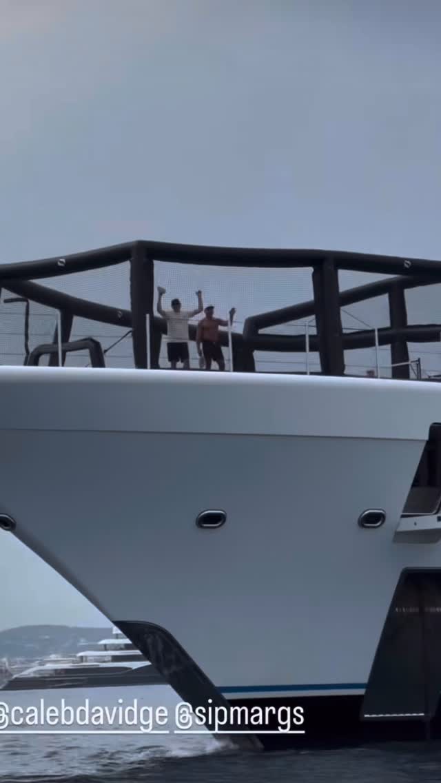 I spy Zac lol 👀

📸: @managermyles insta story

#zac #efron #explore #friends #zacefron #travel #summer #explorepage