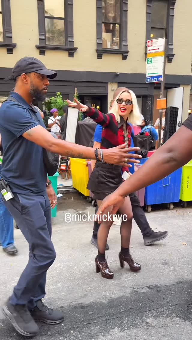 From rivals to runway besties ❤️ Anne Hathaway & Emily Blunt wrapped their Devil Wears Prada scene in NYC with a big hug 🥰👠🎬
#DevilWearsPrada2 #AnneHathaway #EmilyBlunt #OnSetNYC #MovieMagic #BTS #FilmingInNYC #NYCFashion #MickMickNYC
