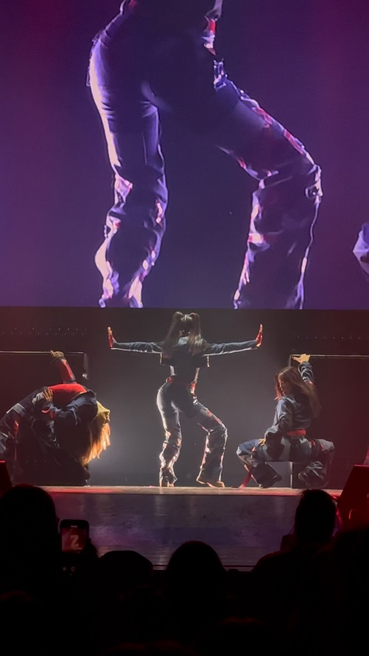 GOODIE BAG👖👜 trying sumthn new for my poses😝 choreo: @scottynguyen_ @ragonmiller 📹: @magicalfoodies #dzworldscollidetour #kyliecantrall #tourdancer #professionaldancer #dancereels