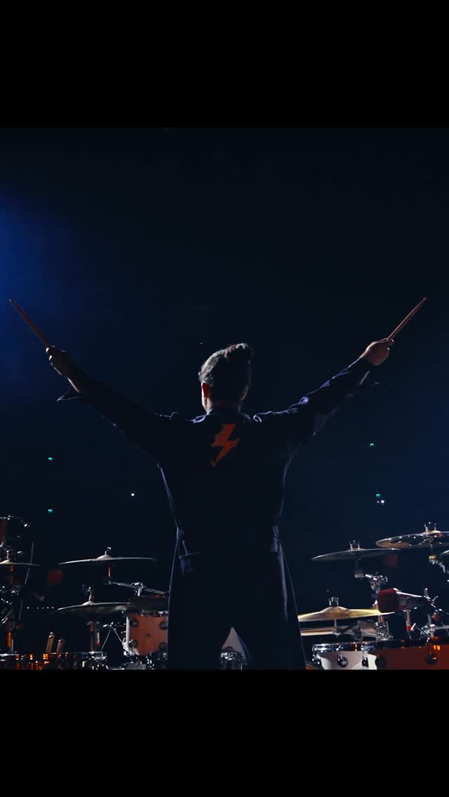 El Johnny 🥁

The Warning Live From Auditorio Nacional, CDMX 
🎬 August 21 | AMC (USA) + Cinépolis (LATAM)
💿 August 22 | Live album out!
Movie tickets, CDs, vinyls and more at thewarningband.com 

#thewarninglive