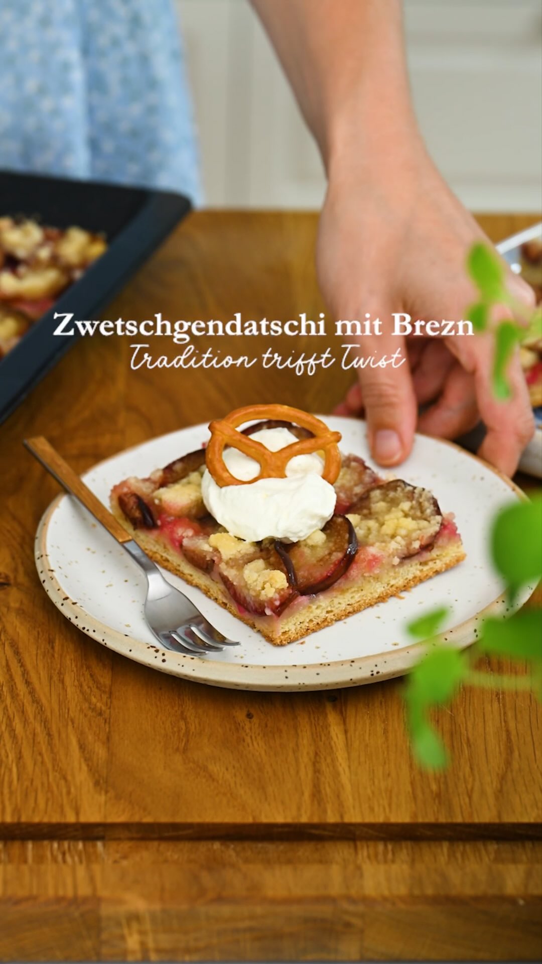 In Bayern ist Zwetschgensaison! Zu was verarbeitest du Zwetschgen am liebsten? 😋

Das brauchst du zum Nachbacken:

Für den Brezel-Hefeteig:
350 g Weizenmehl (Type 550)
2 alte Laugenbrezeln, grob zerbröselt (ca. 150 g ohne Salz)
1 Würfel frische Hefe (42 g)
250 ml lauwarme Milch
50 g weiche Butter
1 EL Zucker
1 TL Salz

Für den Belag:
ca. 1,5 kg Zwetschgen, entsteint und längs eingeschnitten

Für die Streusel:
150 g Mehl
100 g Zucker
1 TL Zimt
100 g kalte Butter in Stückchen

Zum Servieren (optional):
Geschlagene Sahne
Kleine Salzbrezeln

#bayern #zwetschge #rezept #zwetschgendatschi #rezeptinspo