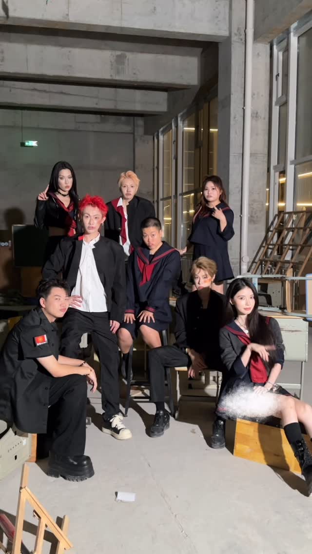 来拍个大片，也是感动，坐上C位了
翻拍：Vogue