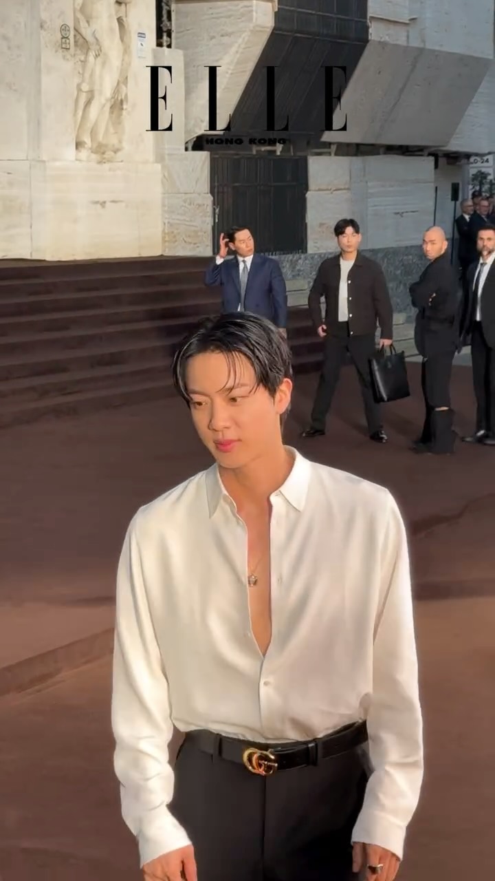 來了來了！Gucci @gucci 男神Jin @jin @bts.bighitofficial 也來到米蘭現場了！一身性感低胸白恤衫造型，叫一眾ARMY怎麼受得了！😍😍😍

He’s here! Gucci @gucci global brand ambassador Jin @jin @bts.bighitofficial has officially arrived in Milan! Rocking a daring low-cut white shirt, he’s making it impossible for ARMY to stay calm! 😍😍😍

👉🏻follow us @ellehongkong #editor_an #elleceleb #ellefashion #Jin #Jinbts #BTS #방탄소년단 #김석진 #진 #金碩珍 #aloyoga #btsforever #btsarmy #kimnamjoon #kimseokjin #junghoseok #parkjimin #kimtaehyung #JungKook #JungKook_Seven #jeonjungkook #방탄소년단 #jimin #btsvideos
#GucciTheTiger #GucciLaFamiglia #GucciHongKong #ellefashionweekss26 #milanfashionweek #mfw #milanfashionweek2025