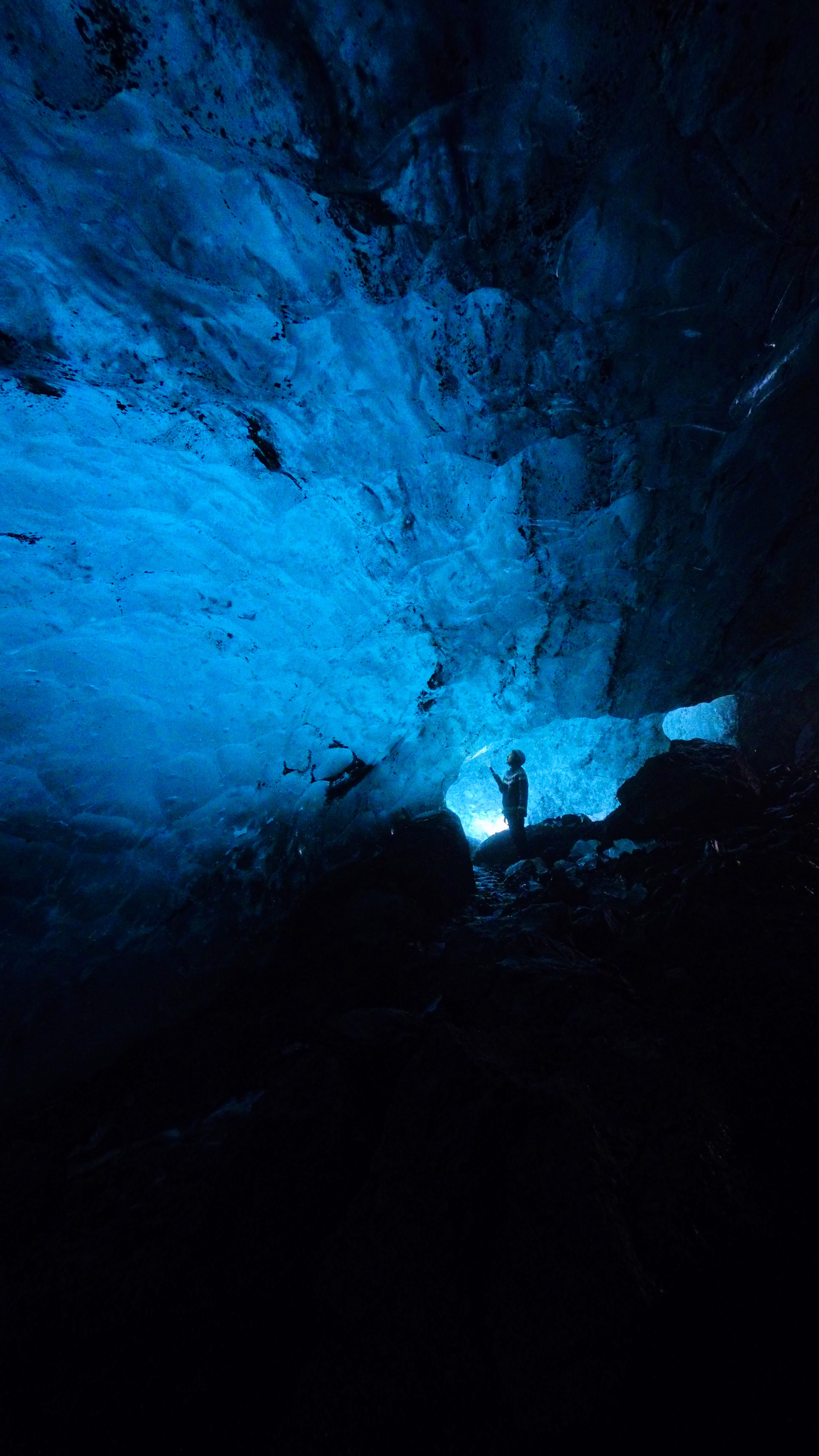 冰島藍冰洞｜2025年最新發現
📍南部索爾黑馬冰川(Sólheimajökull)
🚗距離首都僅約2.5小時車程
-
這是我在冰島生活9年以來，第一次能在9月就安全到訪冰川藍冰洞。
往年想見到藍冰洞，不僅要等到11月，
還得長途跋涉開6小時車到Jokulsarlon冰湖，
往返一趟至少花上2天。
-
踏上冰川後，在冰上步行了將近1.5小時才抵達入口，
儘管雙腳有些沉重，心裡卻滿溢著期待，
那份寒冷與壯闊的交織，成為獨一無二的旅程印記。
-
在漆黑的冰洞內，我使用Insta360 Ace Pro 2的PureVideo夜拍模式，
完整捕捉冰洞裡鮮豔而細緻的色彩與光影。
Ace Pro 2相機機身輕便，方便攜帶，
非常適合日常旅行和戶外探險隨身使用，
讓我能自在捕捉每一刻的美好。
-
陽光透過藍冰洞的冰層，光影流動，
彷彿能聽見時間的低語。
令人驚豔的是，這些畫面幾乎不需後期調色就如此純淨動人。
-
藍冰洞是冰川慢慢融化，水流在冰裡形成的空洞。
經過長時間壓實的冰層，才展現出那種純淨而深邃的藍色光芒。
它的珍貴在於無時無刻都在變化，因為冰在融化，水在流動，
無論去過多少次，都無法看到完全一樣的景象，
每一個冰洞，就像是大自然特別留下的美麗秘密。
-
在冰島無論住了多久，
依然無數次被大自然的奇景深深感動。
如今也想把這份感動，透過鏡頭與文字分享給你。
-
朋友們，有緣冰島見。
—冰島島民//移民冰島的香港女生，Tan
-
#iceland #icelandtravel #冰島 #iceland🇮🇸 
  #Insta360acepro2 #Insta360 #Insta360hk
@insta360_hk @insta360