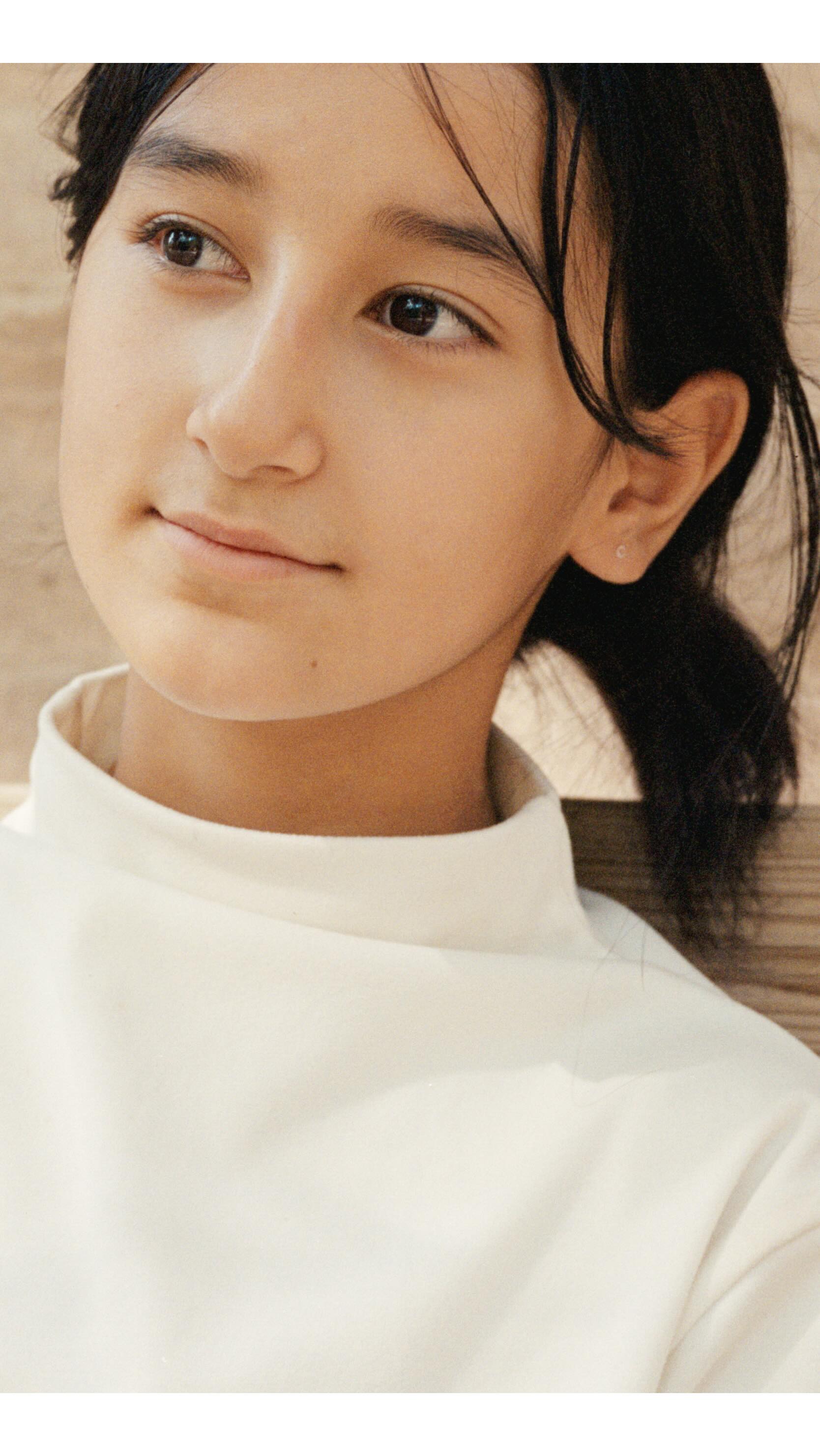 这是在新疆喀什旅行时遇到的女孩。 我被那双充满智慧的眼睛吸引，镜头下的女孩自信从容，仿佛在闪闪发光✨

拍摄后我们得知，她是喀什人，当天是来帮舅舅看店的。我问她学习难不难，她轻松地回答：“很简单！”——原来她哥哥高考也考了600多分，现在正在上海读书。我们迫不及待地告诉她我们也来自上海，这或许正是属于我们之间、连接着喀什与上海的另一种缘分。

她叫阿依谢，来自新疆喀什，今年11岁。

This is a girl we met during our trip to Kashgar, Xinjiang. Shengsheng was captivated by her wise and intelligent eyes. Confident and composed in front of the camera, she seemed to glow.

After the shoot, we learned that she is from Kashgar and was helping her uncle at the shop that day. When Shengsheng asked her if she found her studies difficult, she answered effortlessly, "It's simple!" It turns out her brother also scored over 600 in the gaokao and is now studying in Shanghai. We eagerly told her that we, too, are from Shanghai—perhaps this was another kind of fate, uniquely connecting us across Kashgar and Shanghai.

Her name is Ayixie. She is from Kashgar, Xinjiang, and is 11 years old.

#shengsheng #filmphotography #kashgar #xinjiang