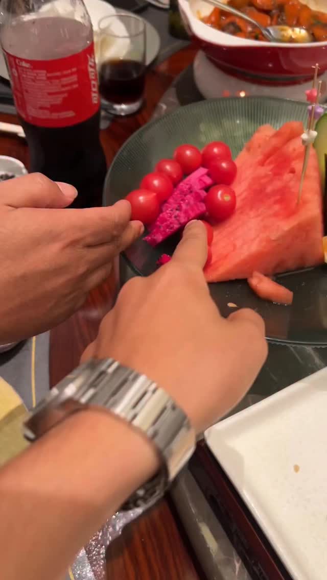 تواضع الصيني بالرغم انه يملك ثالث اكبر مصنع حديد في الصين 🇨🇳 
⚡️يشتغل في مصنعه بشكل مستمر ويستقبل الزبائن خصوصاً الاجانب 
🤍الشعب الصيني لديه كثير من الكرم الموجود في العرب 
🤔في سبب لهذا الشيء من يعرف ؟ سبب الكرم اللي في الشعب الصينين 
الكرم هذا ماهو موجود في الدول الباقيه😇فقط العرب والصينين !

 

#الصين #الشعب_الصيني_ماله_حل😂😂 #اكسبلور #ترند #السعوديه #محتوى #مضحك #اليمن #fypage #followforfollow #followforfollowback #fy #fypppppppppppppppppppppppppppppppppppppppppppppppppppppppppppppppppppppp #explorepage✨ #الصين #trend⁩⁩⁩⁩⁩⁩⁩⁩⁩⁩⁩⁩⁩⁩⁩⁩⁩⁩⁩⁩⁩