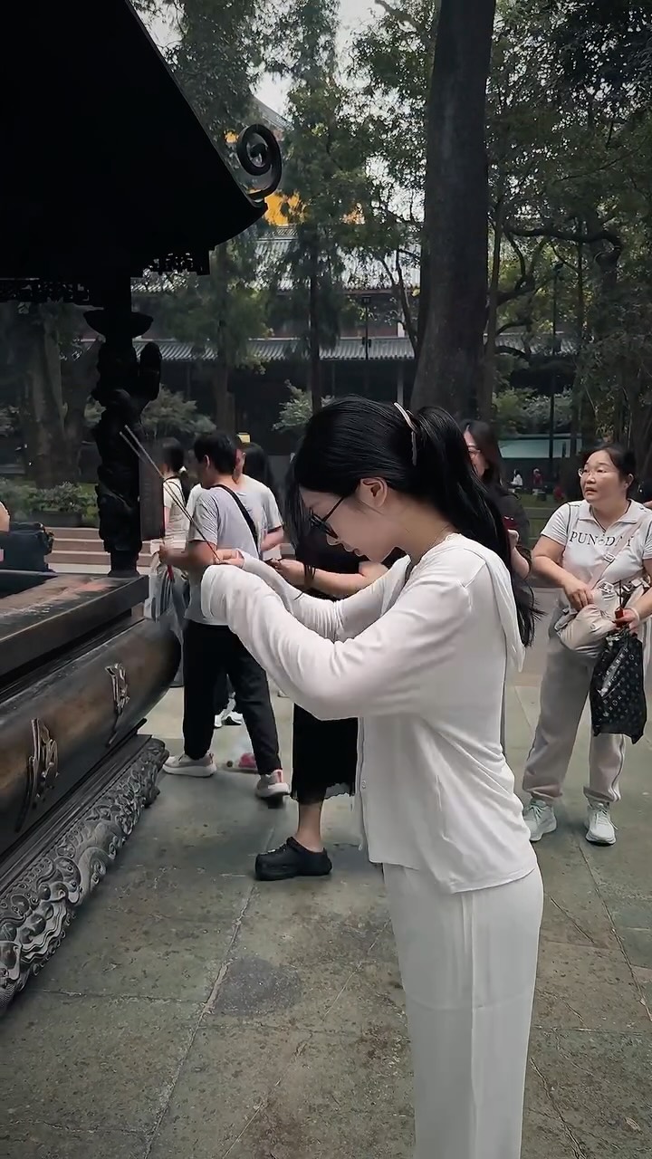 虔誠拜三拜
#杭州 #靈隱寺 #杭州植物園